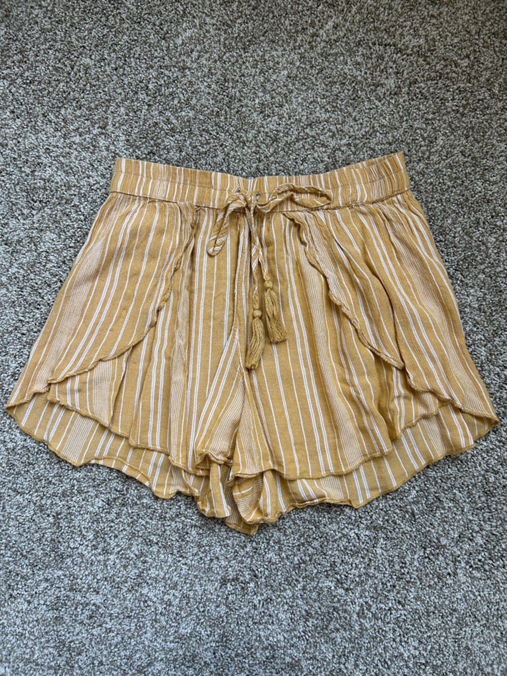 American Eagle Flowy Tulip Style Short with Tassel - Small